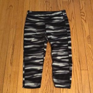 Athleta Cropped Black & Gray print leggings